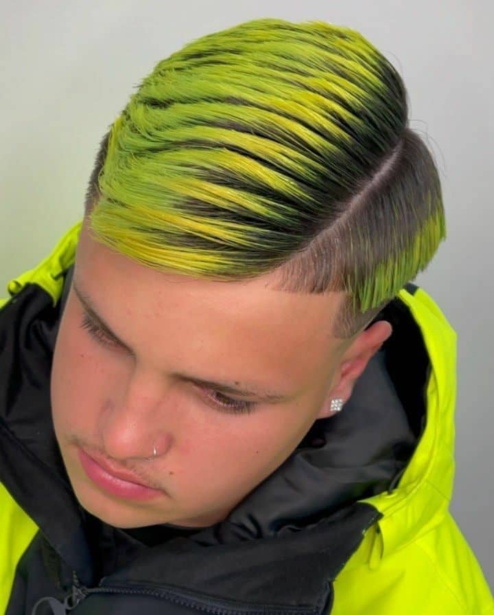 Coloración fantasía en verde ácido con peinado a raya