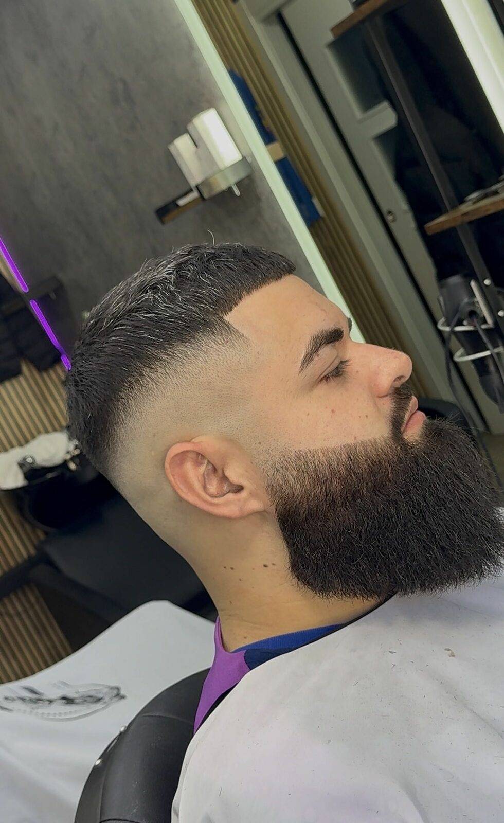Barba completa esculpida con degradado a piel, vista de perfil