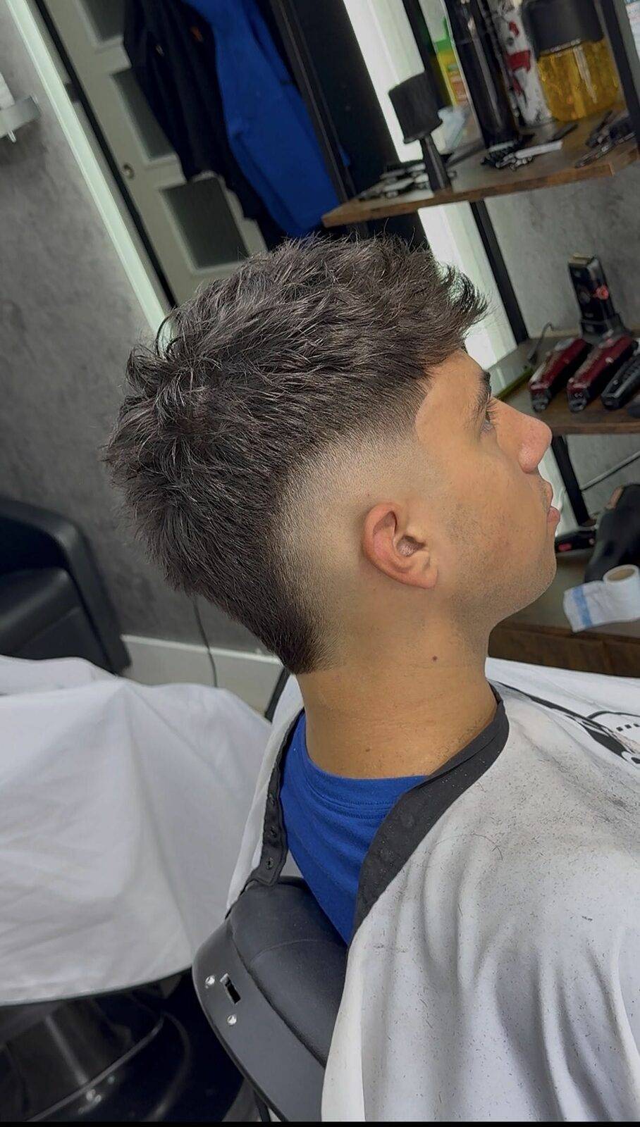Mullet moderno texturizado con burst fade
