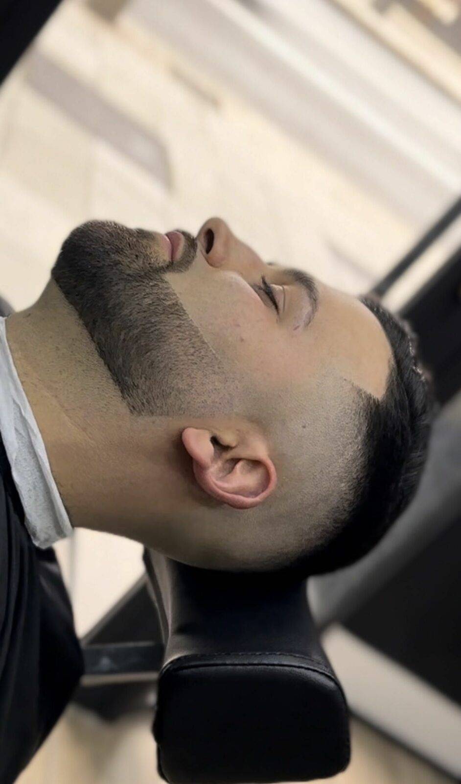 Perfilado de barba a navaja con contorno de mandíbula definido
